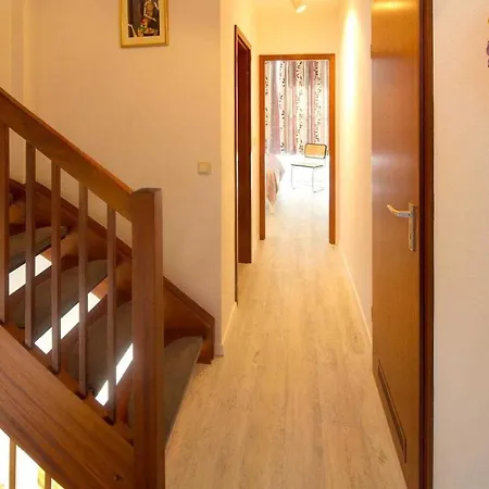 Haus Lora *